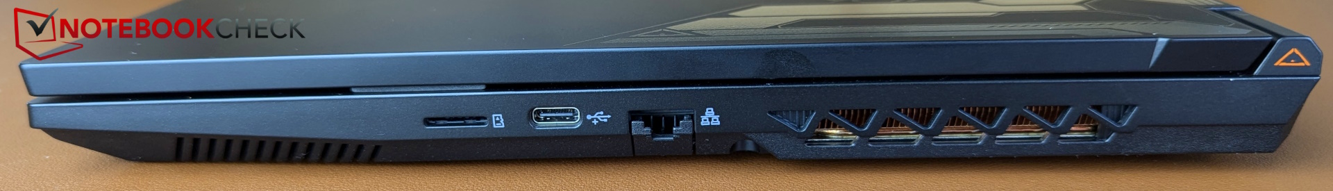 راست: کارتخوان microSD، USB-C 3.2 Gen2، LAN (1 GbE)