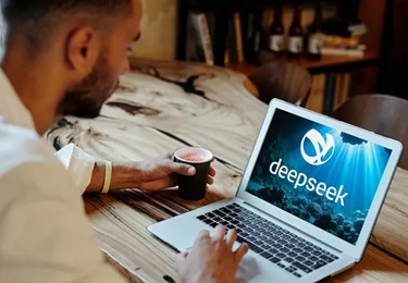DeepSeek چیست؟ | هر آنچه باید بدانید